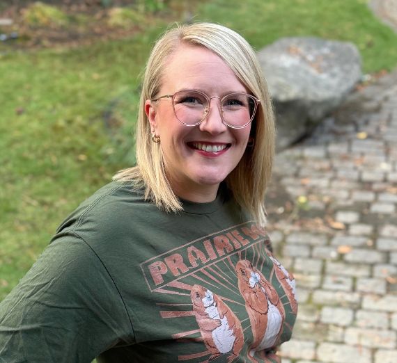 La estudiante de la Universidad Gonzaga Madison Rose mentorizando a un estudiante de secundaria